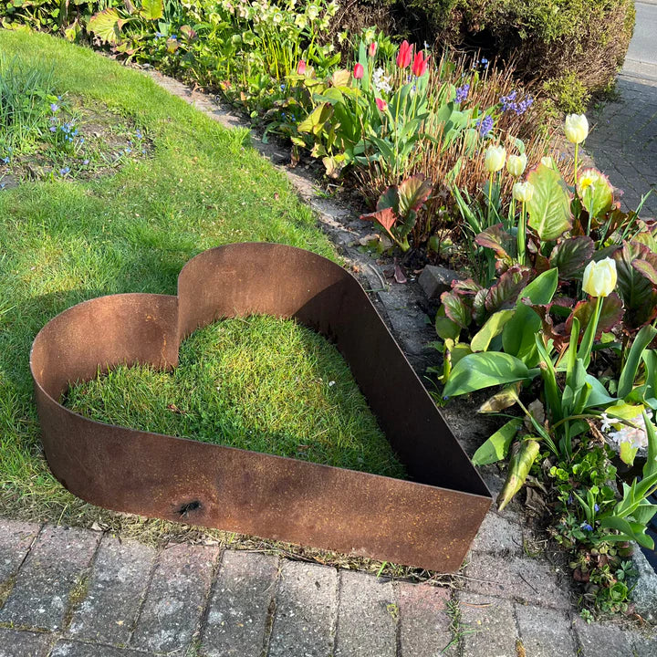 Herzförmiges Hochbeet aus Cortenstahl