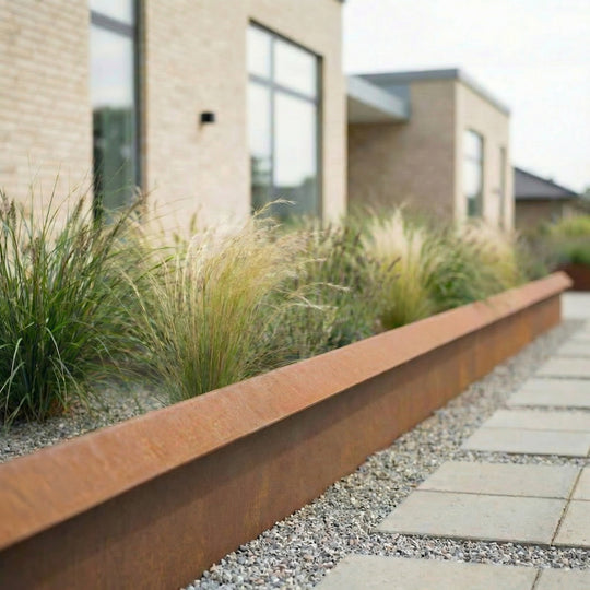 Maßgeschneiderte Bestellung: Beeteinfassung mit Schrägkante außen aus 3 mm Cortenstahl