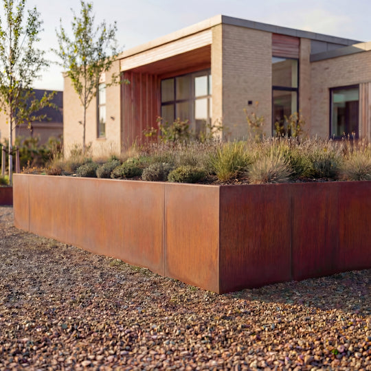 Außenecke einer Stützmauer aus Cortenstahl