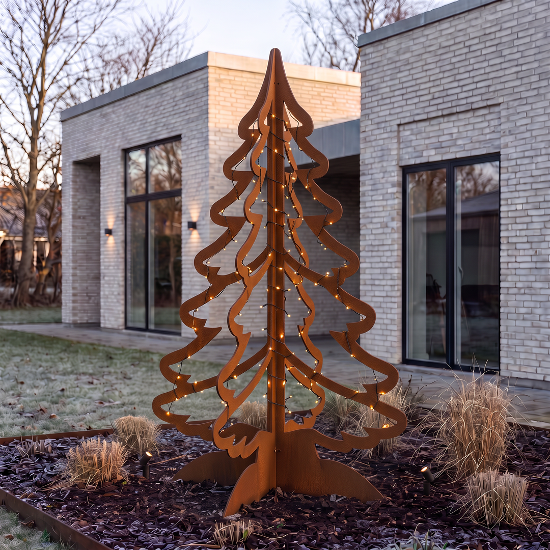 Tannenbaum aus Cortenstahl mit warmweißen Lichtern im Gartenbeet mit Beeteinfassung aus Cortenstahl in der Abenddämmerung.
