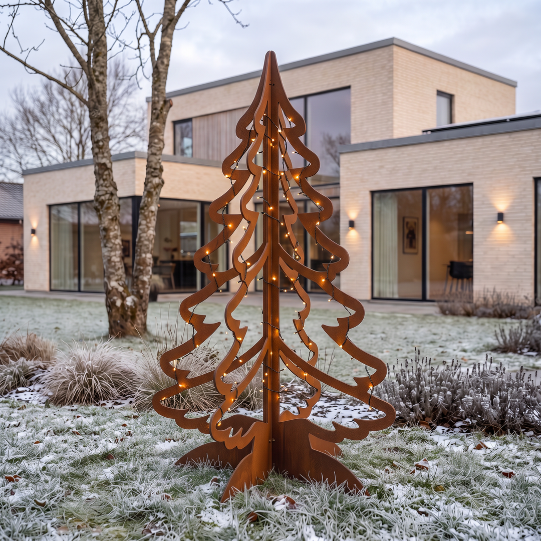 Tannenbaum aus Cortenstahl mit warmweißen Lichtern zwischen frostigen Gräsern im winterlichen Garten.