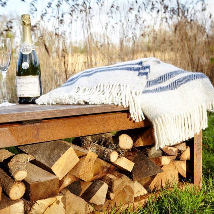 Bank mit Holzgestell
