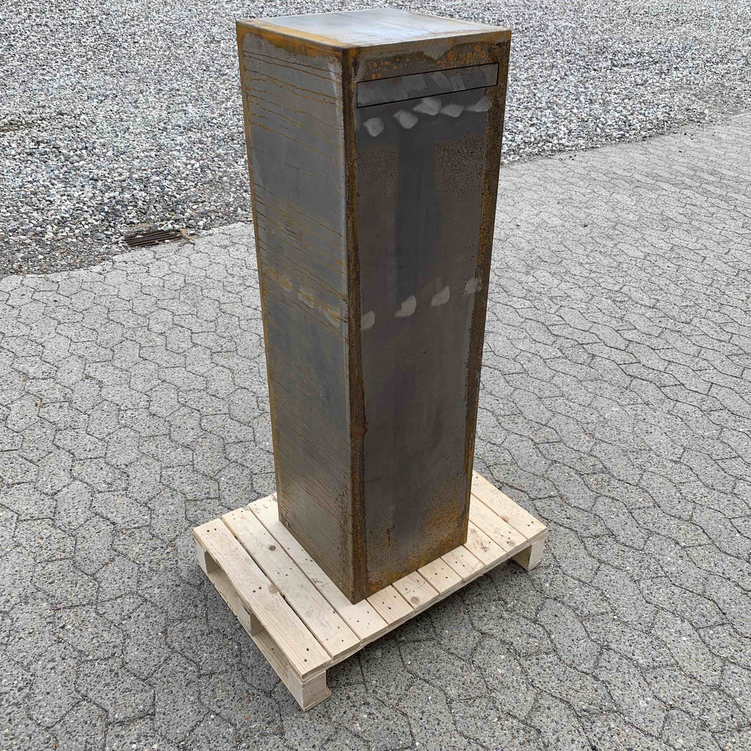 Briefkasten aus Cortenstahl, minimalistisch